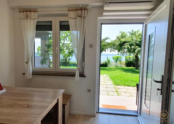 Apartment With Seaview And Garden For 6